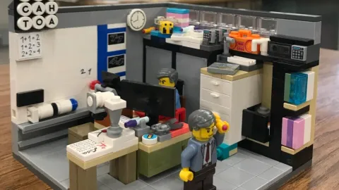Aluno recria sala de aula do professor de matemática com LEGO e encanta comunidade