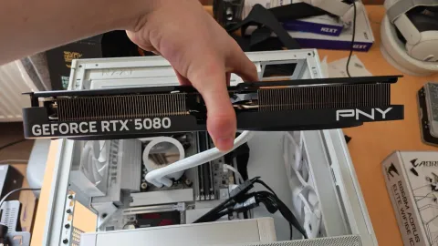 Análise da PNY GeForce RTX 5080: A Melhor Versão para Montagens Versáteis