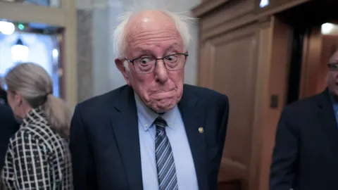 Bernie Sanders critica demissões na Xbox