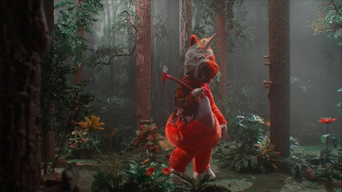 Buddy: o novo filme de terror que transforma Barney em assassino