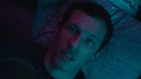 Callum Turner estrela o trailer de Neuromancer, nova série de ficção científica da Apple TV