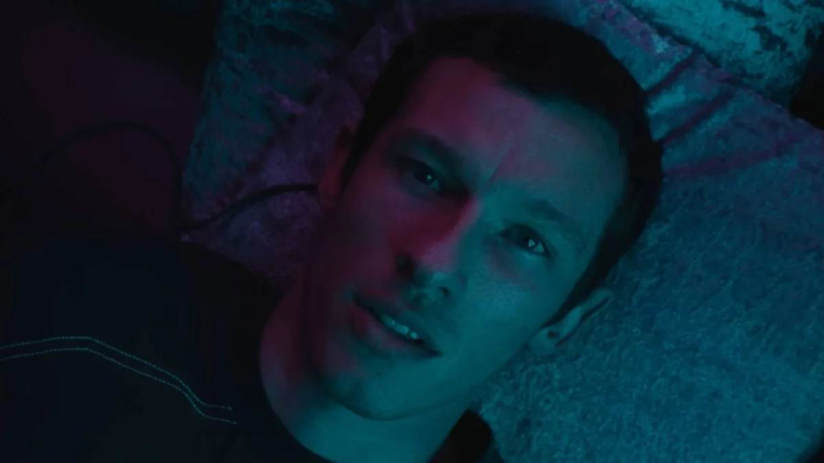 Callum Turner estrela o trailer de Neuromancer, nova série de ficção científica da Apple TV