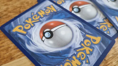Colecionador de cartas Pokémon encontra tesouro avaliado em cerca de R$ 1,3 milhão na casa da avó