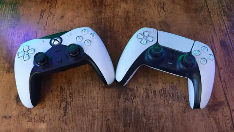 Deveriam os controles do PS6 e do próximo Xbox ter botões traseiros?