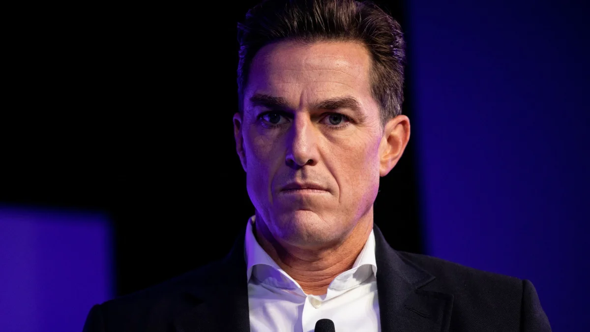 EA recompensa CEO com US$ 38 milhões após sucesso de Battlefield 6, mesmo com demissões