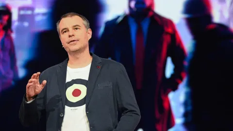 Ex-Diretor de Assassin's Creed Compara Desenvolvimento de Jogos a Barris Flamejantes