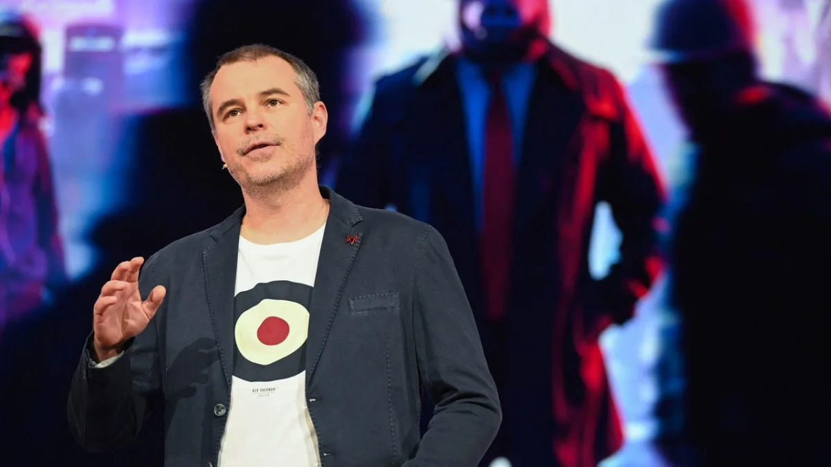 Ex-Diretor de Assassin's Creed Compara Desenvolvimento de Jogos a Barris Flamejantes