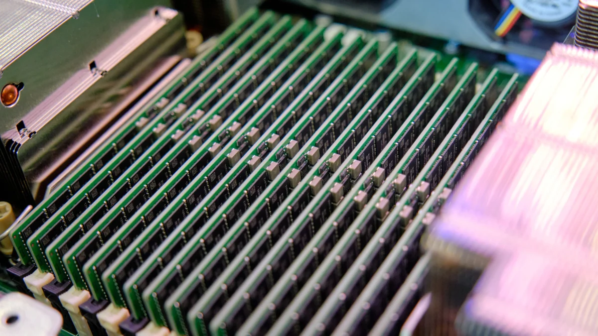 Fabricantes de componentes validam memória chinesa devido ao aumento da produção
