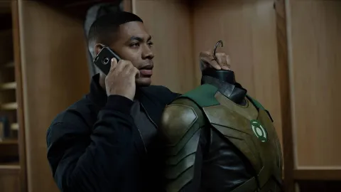 HBO Max se diverte com erro de sotaque de Aaron Pierre em Lanterns