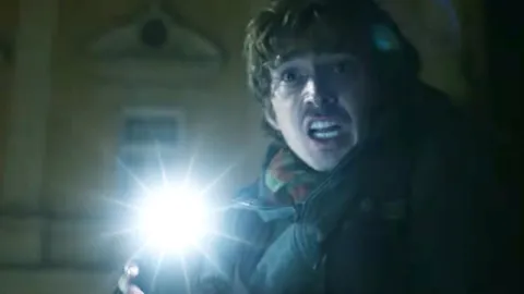 Novo trailer de Resident Evil apresenta referências aos games