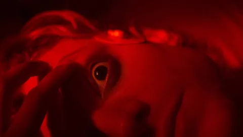 Novo trailer do filme do Clayface promete muito horror corporal