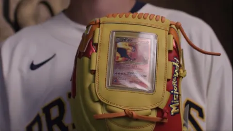Pitcher Jacob Misiorowski Exibe Cartão de Charizard em Luva Personalizada