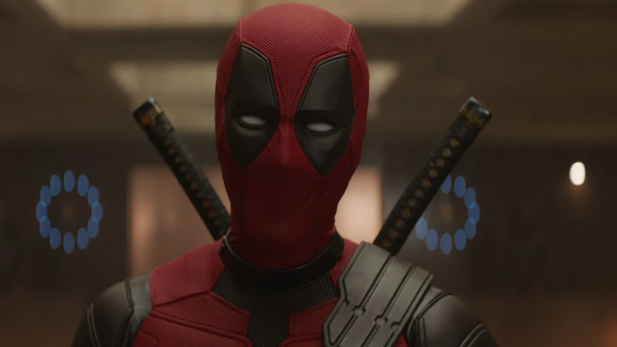 Ryan Reynolds e o traje cinza de Deadpool no SDCC: uma referência a X-Men e Spider-Man