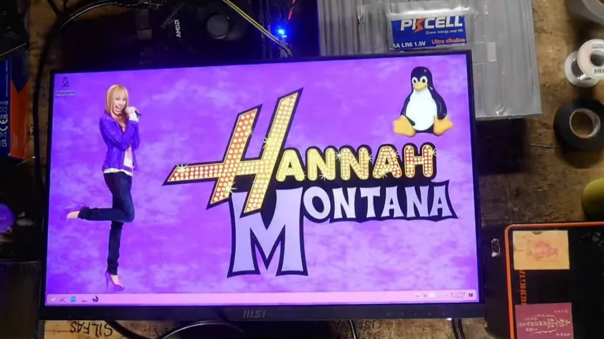 Streamer cria PC alimentado por baterias AA e utiliza Hannah Montana Linux